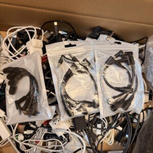 KONVOLUT verschiedener Kabel, Audio, Ladegeräte (siehe Bilder) K750