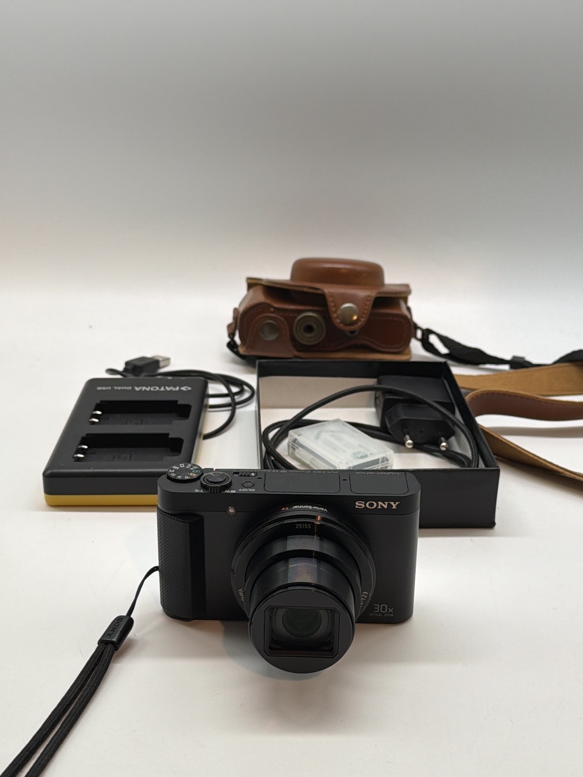 Sony Cyber-shot DSC-HX80 Kompaktkamera 18,2MP 30x Zoom Full HD WLAN Schwarz J041