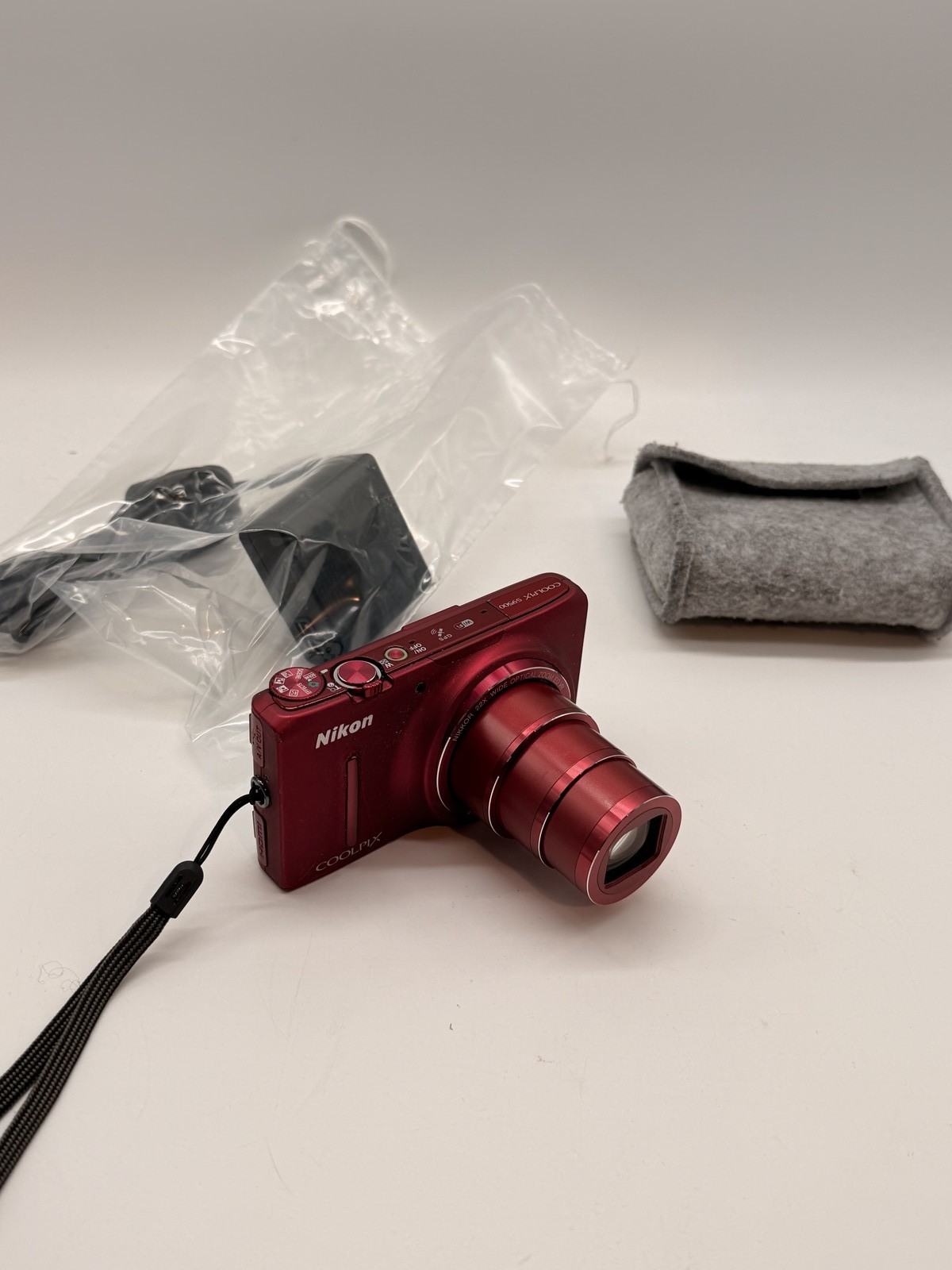 Nikon COOLPIX S9500 Digitalkamera rot 18.1MP 22x Zoom Wi-Fi GPS Full HD K919